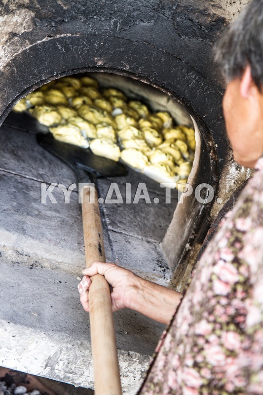Τοποθετώντας τις φλαούνες στον παραδοσιακό φούρνο, Μένοικο 2014.<br/> Πηγή: Παναγιώτης Γεωργίου.